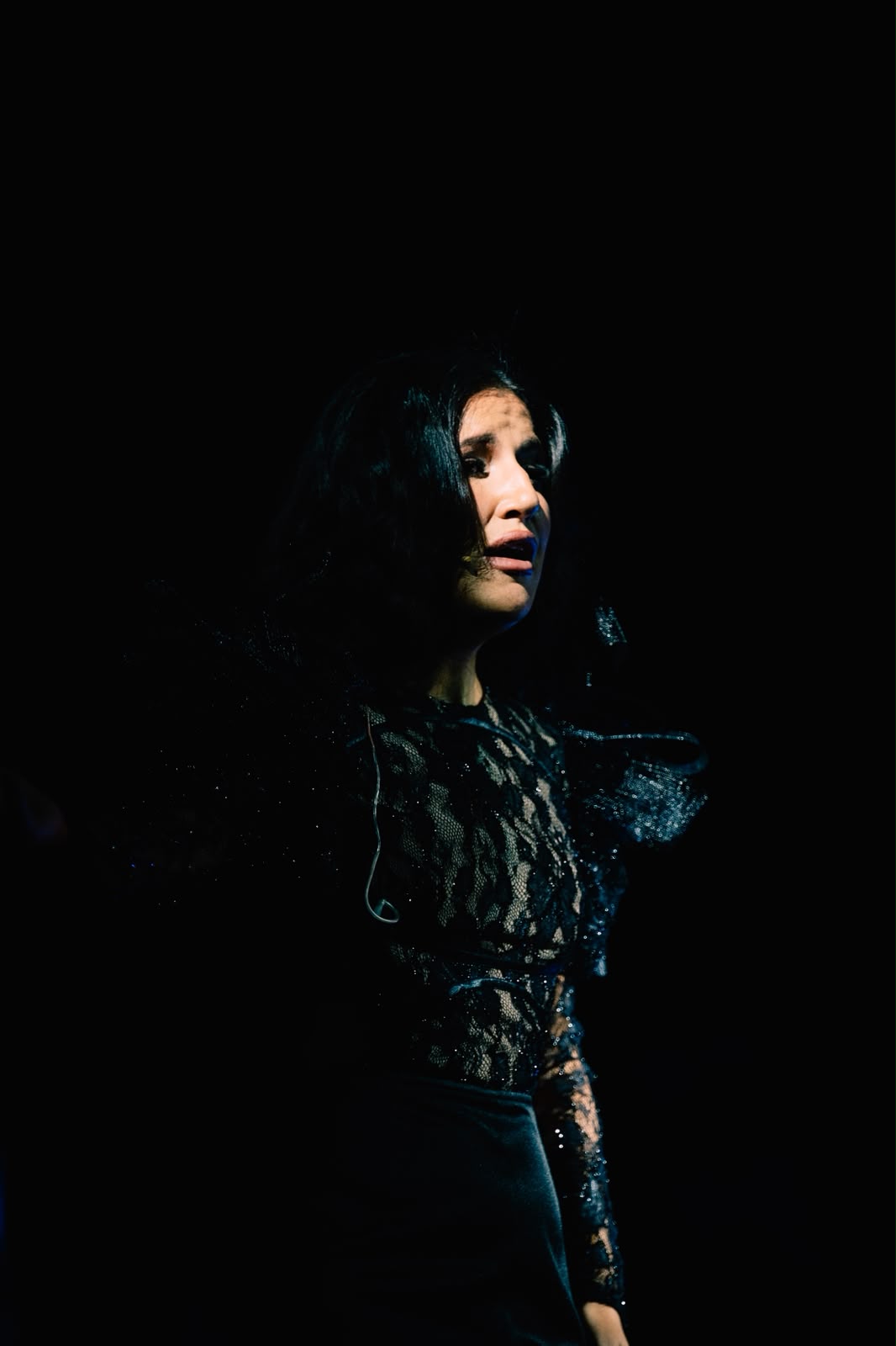 Esperanza Garrido cantando en el escenario.
